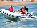Trois personnes dans un bateau rapide sur un lac