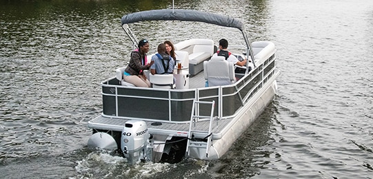 Quatre amis dans un bateau sur l'eau